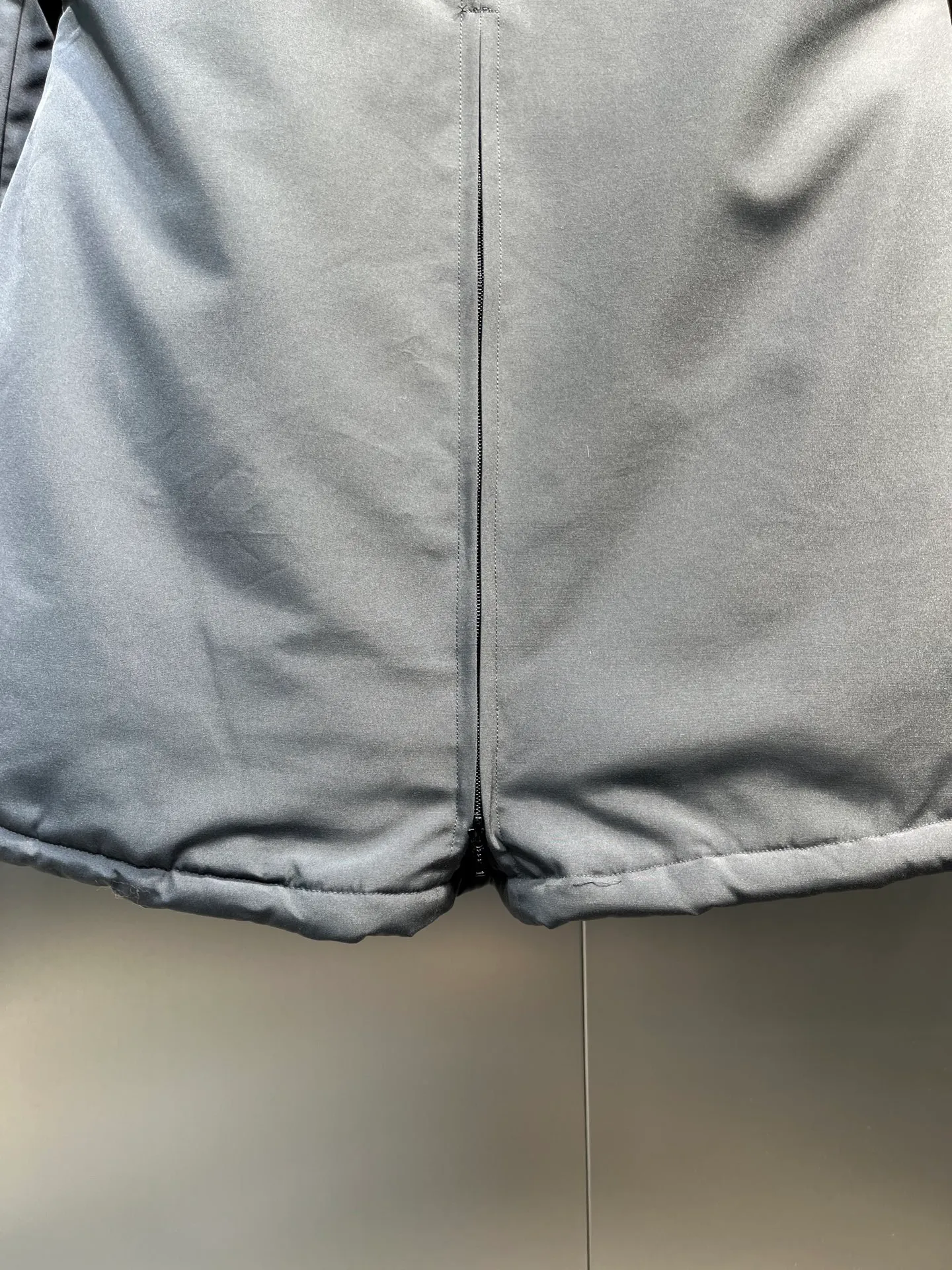 P860 Canada goose/Canada Goose 05 model 2580LA CANADA GOOSE/Canada Goose Rossclair parka women's down jacket, authentic original clothing molding, all accessories are custom-made from the original factory. This model is very unique. The zipper at the back can be opened to change into a dovetail style, with diagonal pockets and a layer of hidden pockets underneath. The official website has become a popular model. The softness and hardness of the fabric are compared with the genuine ones. It can be restored by kneading at will (fabric misunderstanding: fabrics with high hardness are not waterproof. Only those who buy the latest genuine version this year will notice the softness and comfort of the fabrics). The down is synchronized with the genuine white duck down. It is fluffy and not lumpy. The electronically controlled down charging machine is used to fill the zippers with customized genuine YKK zippers. High hardness and no lag. The fur collar is purchased from the same manufacturer as Wolf Hair. (Cooperative factory 2019 Canadian wolf skin auction and Big Goose official auction of wolf skin fur collars on the same site) All workmanship and wiring are controlled by workers with more than ten years of service. They must be horizontal and vertical, and are not crooked. The density of the inner wiring is more exquisite. Compare at will. Big goose label, collar label, washed label, hang tag, zipper rope, pocket label, back label, collar velvet, Velcro fasteners, all details of the cuffs are updated simultaneously with the original product, the best version, and the most complete color matching. The fighter in World 05 battles various world goods. Size: XS-XL